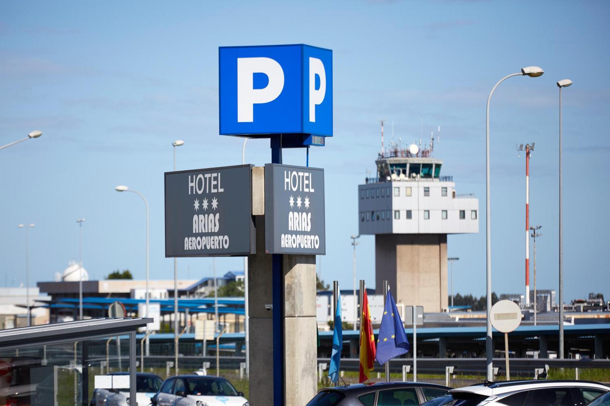 Hotel Arias Aeropuerto Santiago Del Monte Exterior foto